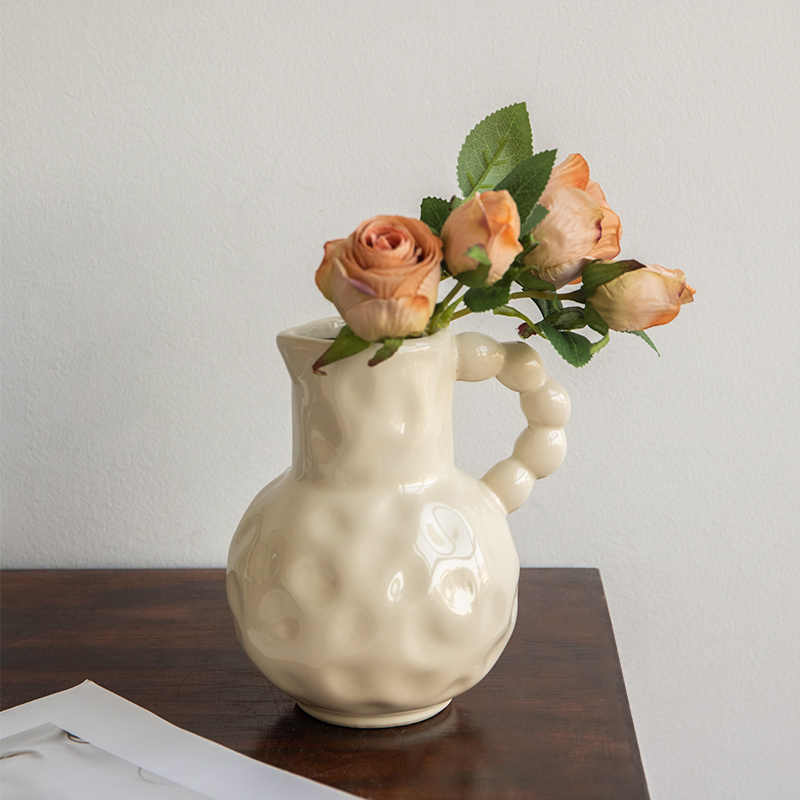 Vase boule à poignée perlé – Céramique ivoire texturée style organique