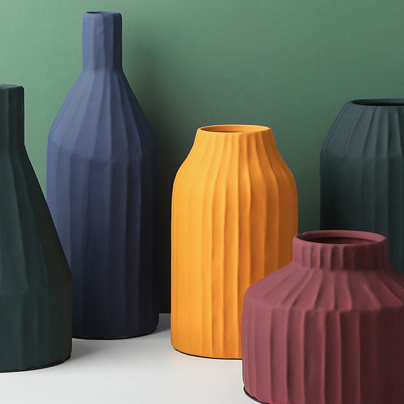 Vase céramique côtelé vert foncé – Élégance minimaliste et naturelle