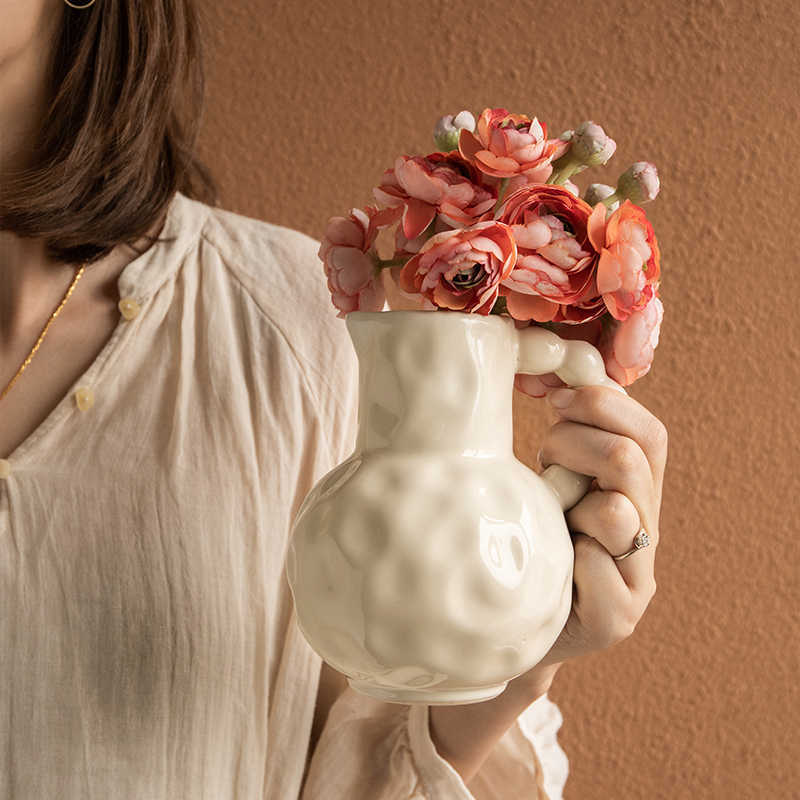 Vase boule à poignée perlé – Céramique ivoire texturée style organique