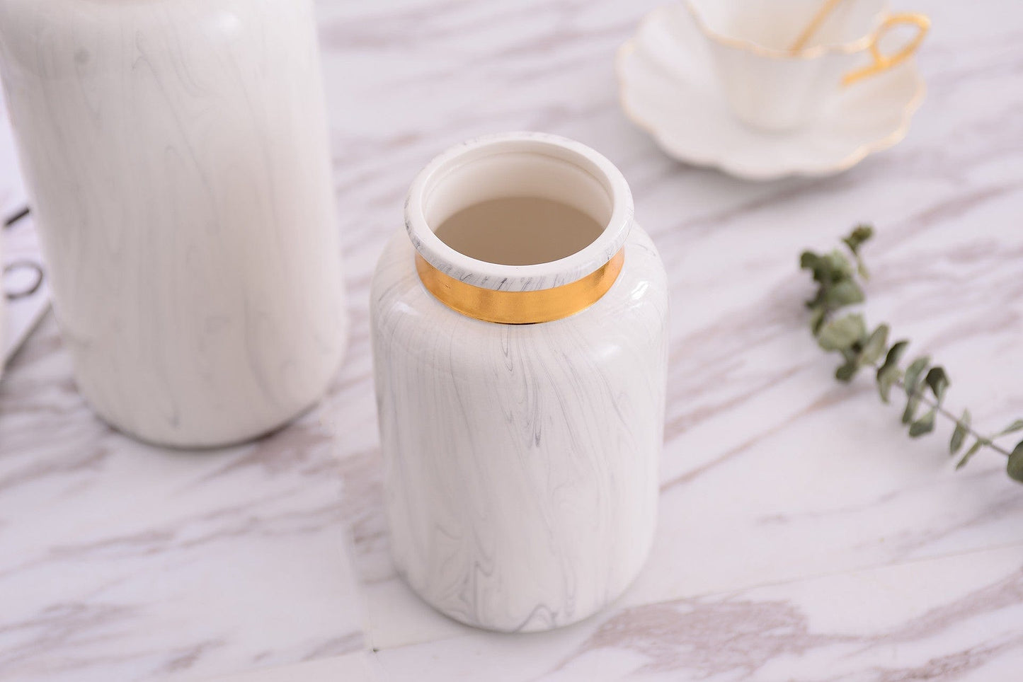 Vase en céramique blanc marbré et doré