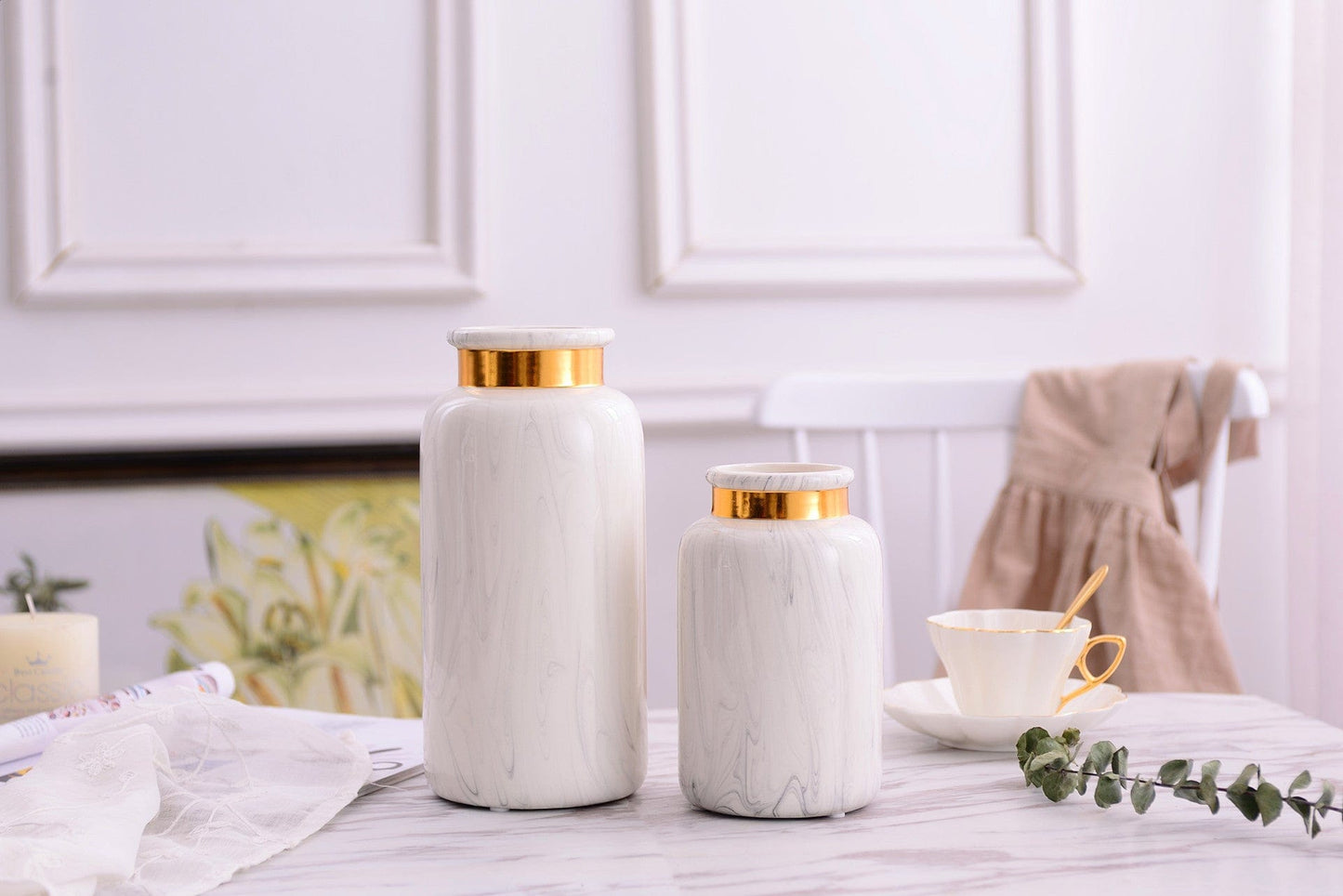 Vase en céramique blanc marbré et doré