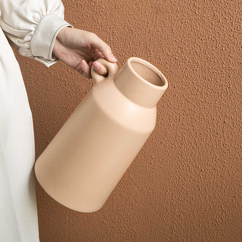 Vase en céramique beige – Look vintage doux pour fleurs fraîches