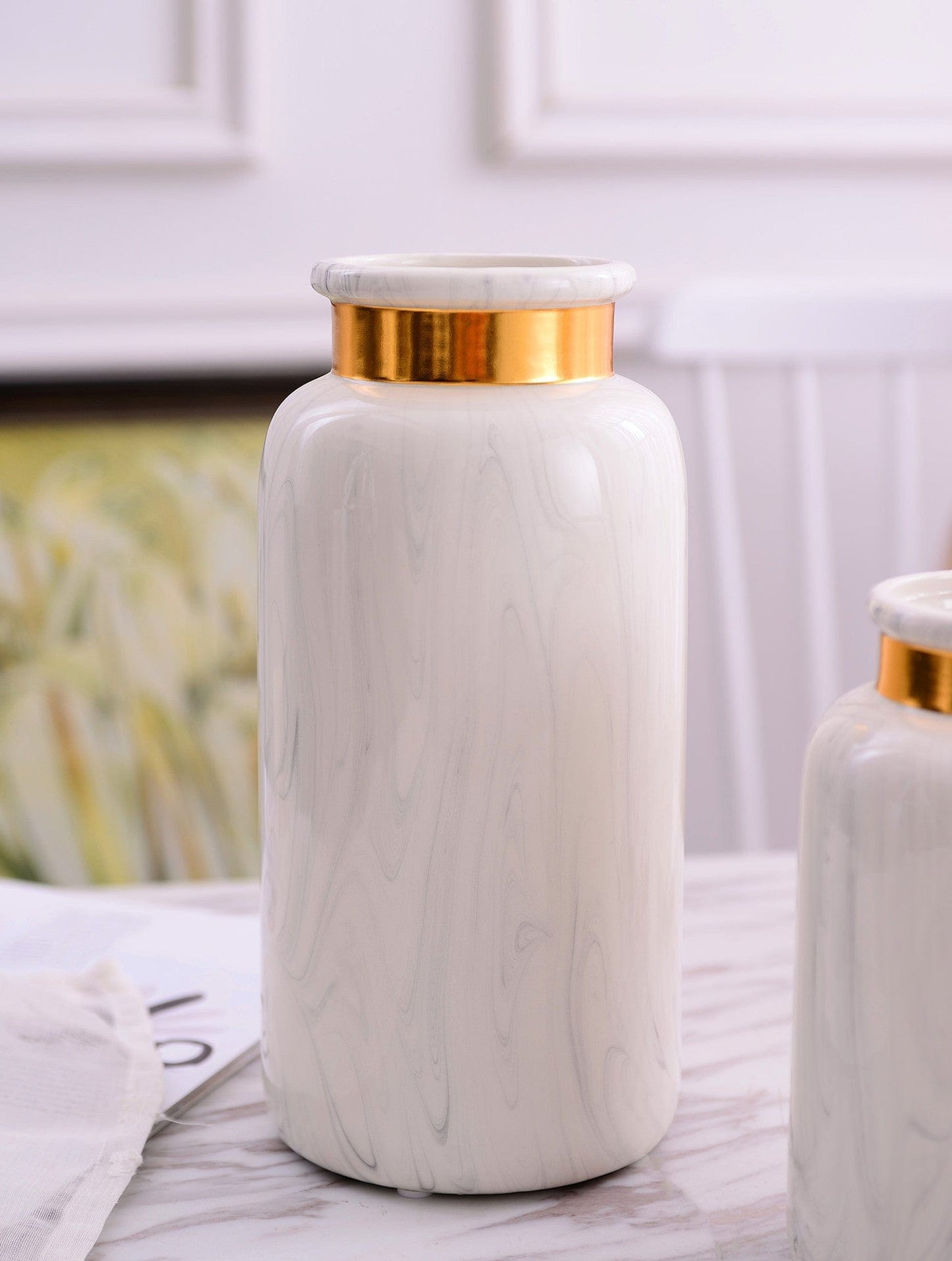 Vase en céramique blanc marbré et doré