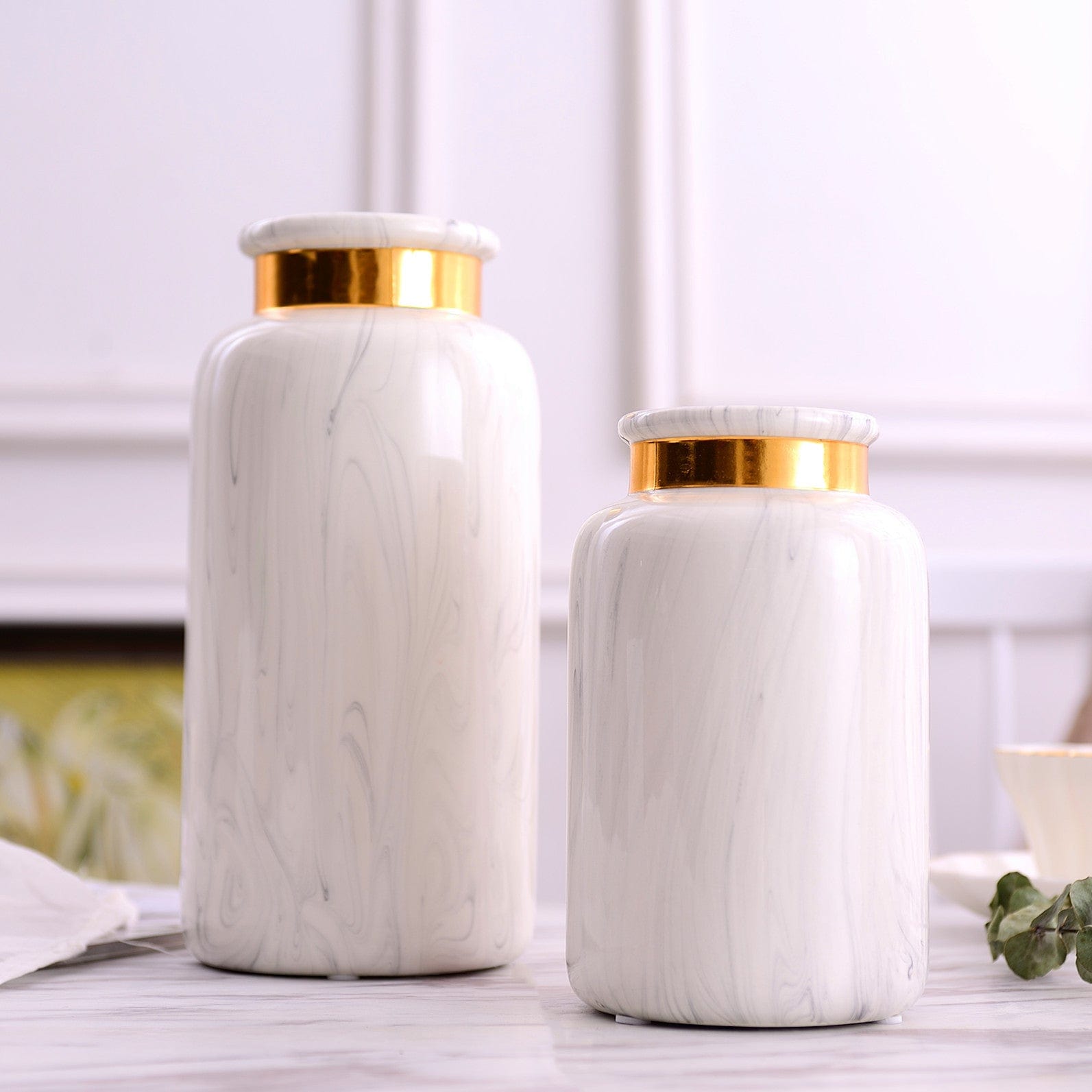 Vase blanc marbré avec col doré – Élégance en céramique brillante