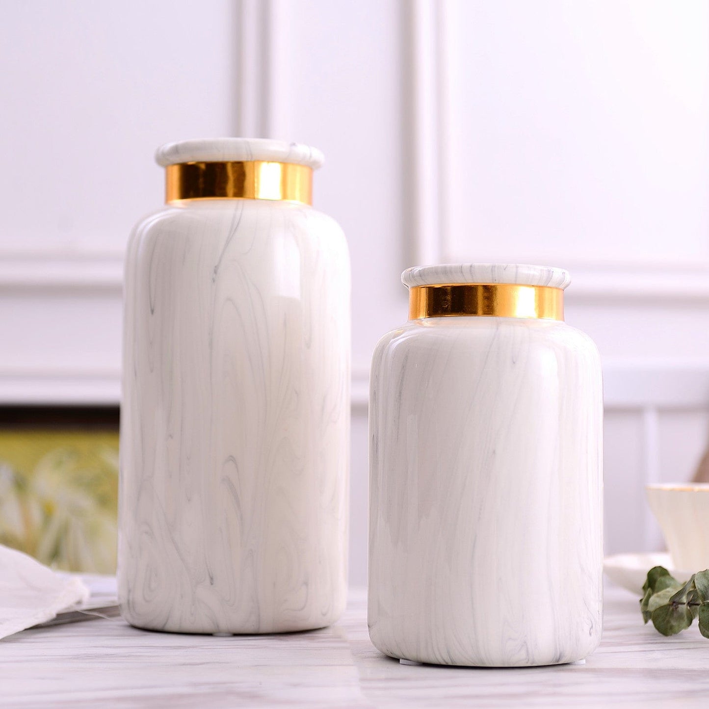 Vase en céramique blanc marbré et doré