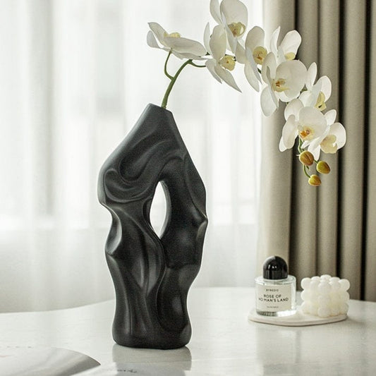 Vase noir en céramique – Sculpture artistique pour intérieur élégant