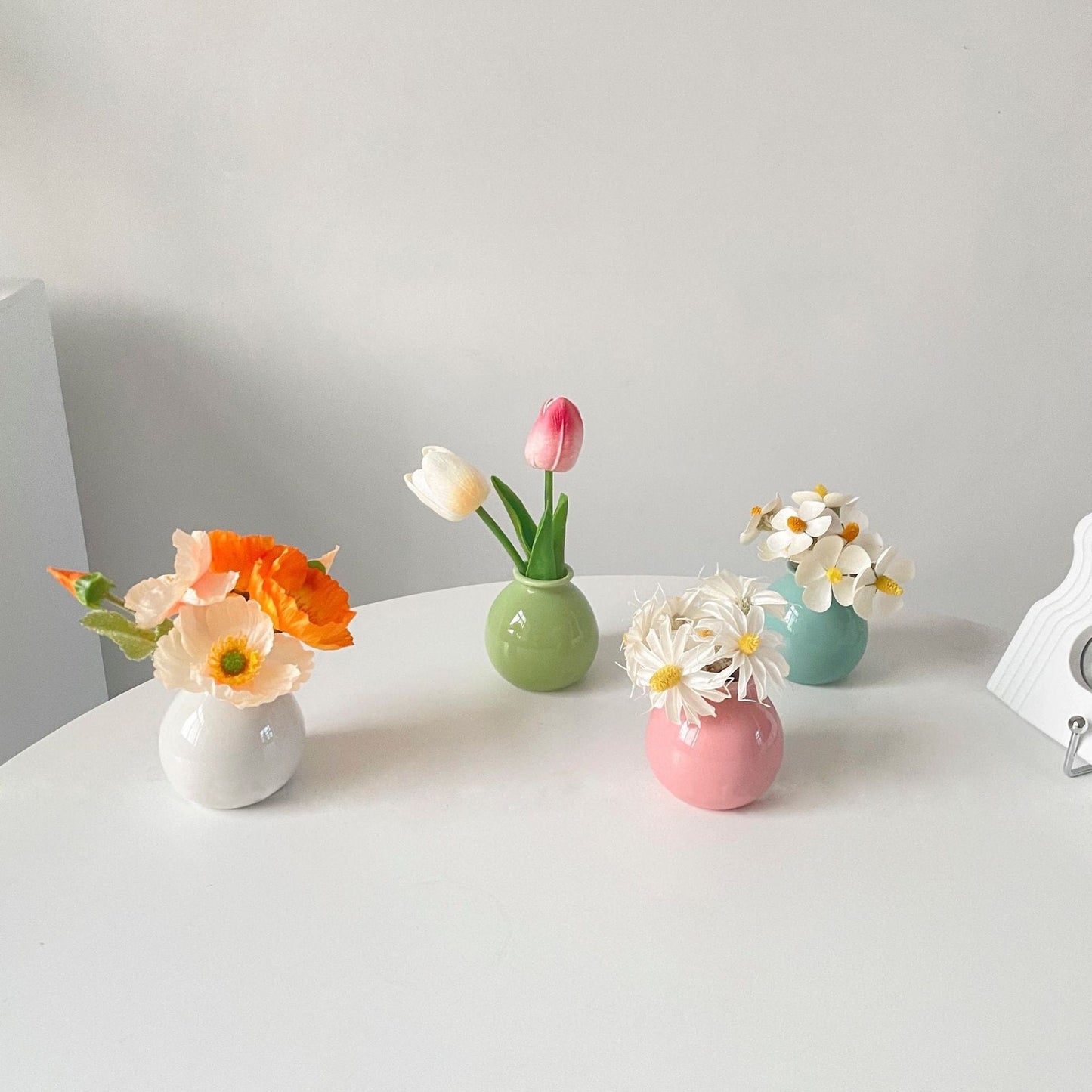 Mini vases ronds colorés en céramique – Déco florale scandinave chic