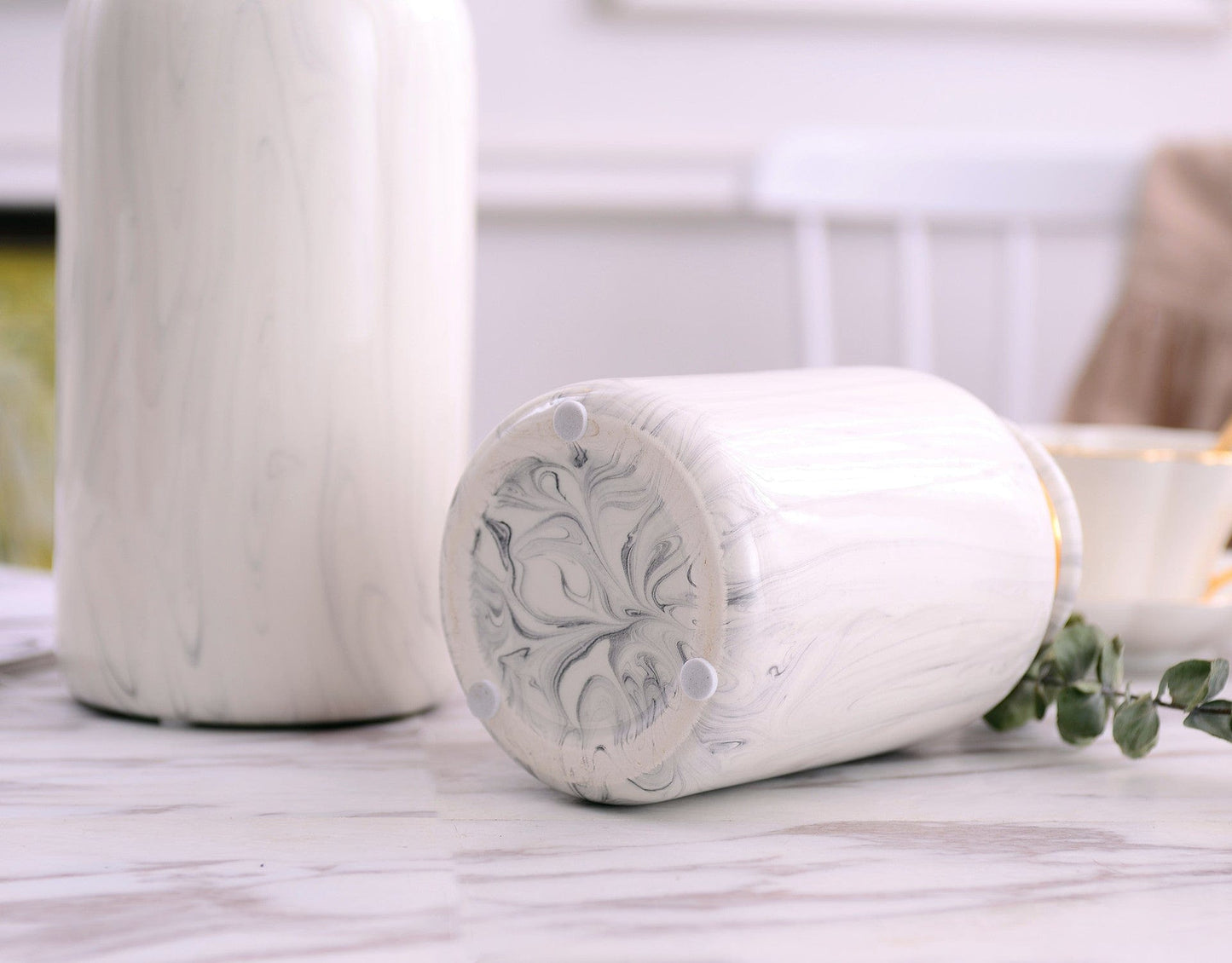 Vase en céramique blanc marbré et doré