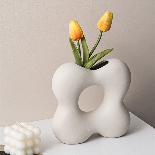 Vase céramique moderne ajouré – Élément sculptural pour une déco minimaliste