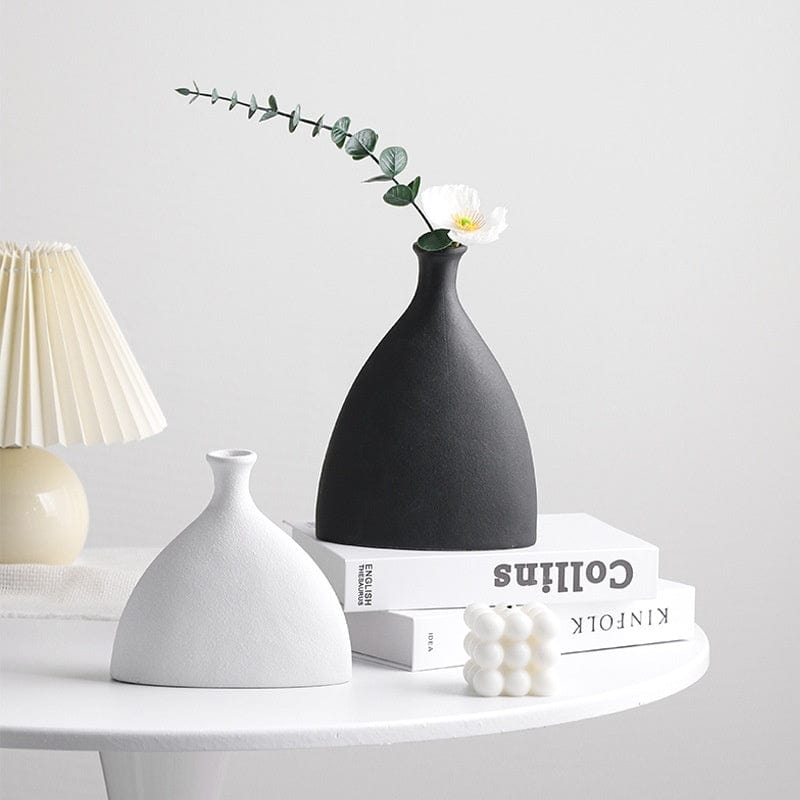 Vase en céramique noir – Élégance épurée pour fleurs fraîches