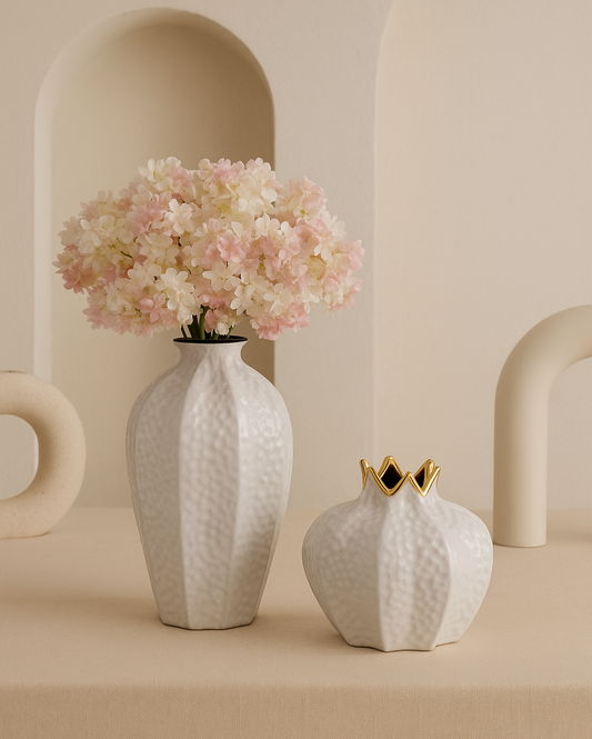 Vase blanc martelé à bordure dorée